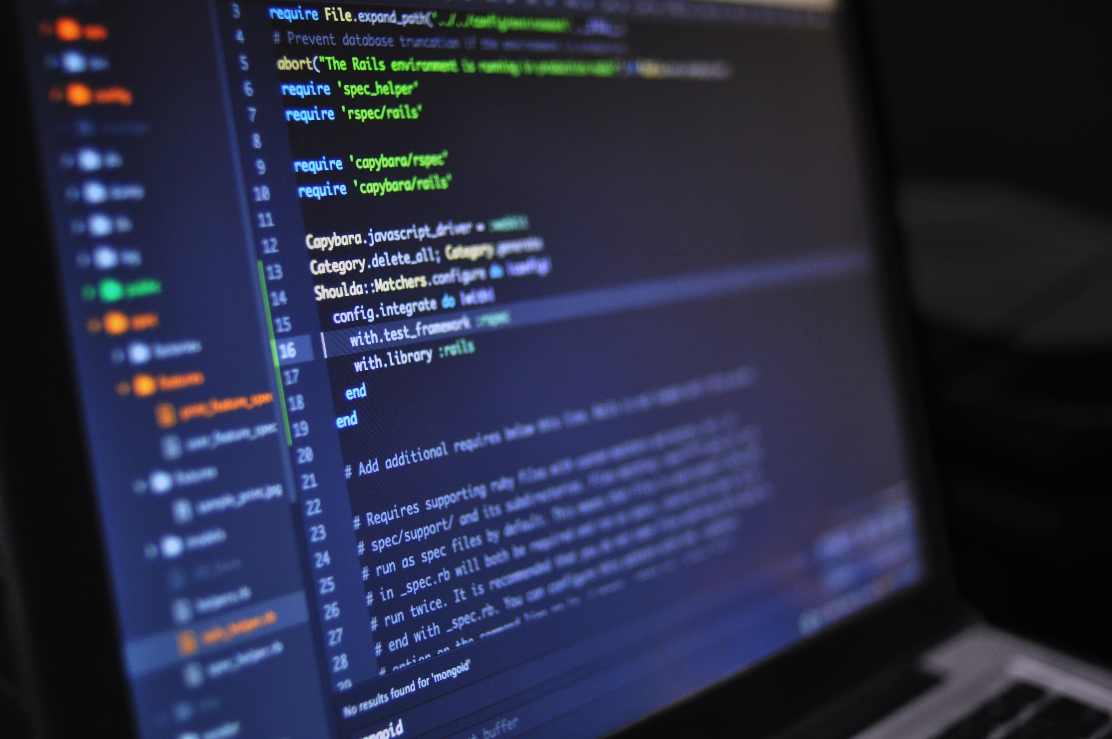 Programmierer vor Monitoring-Code als Symbol für automatisierte Runbook-Prozesse im On-Call-Betrieb (Bildquelle: Pexels)