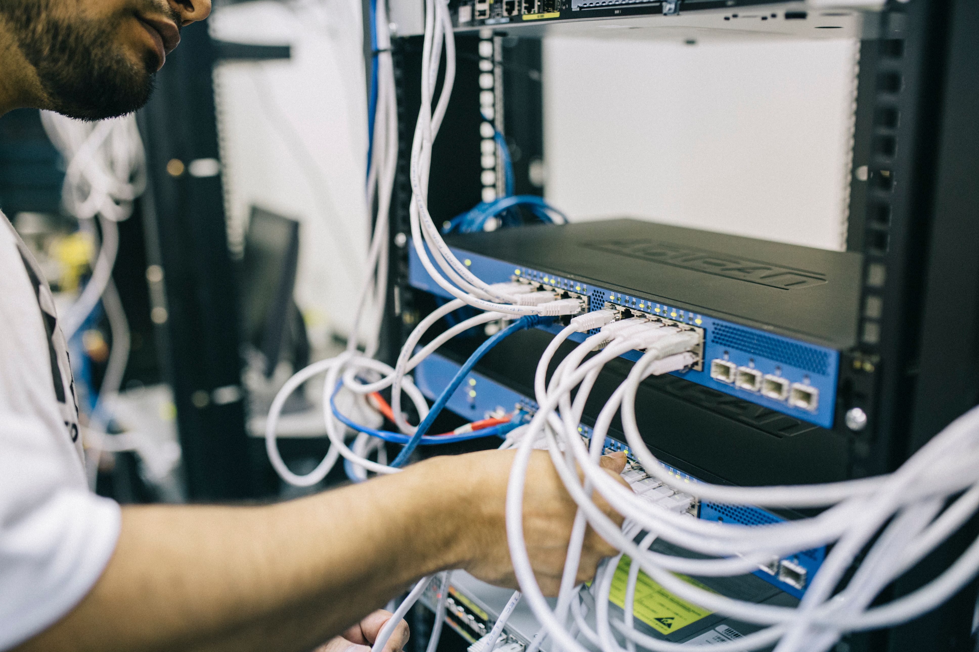 Gaming-Setup mit Controller und Bildschirm – Symbolbild für Game-Server-Netzwerkoptimierung und Latenz