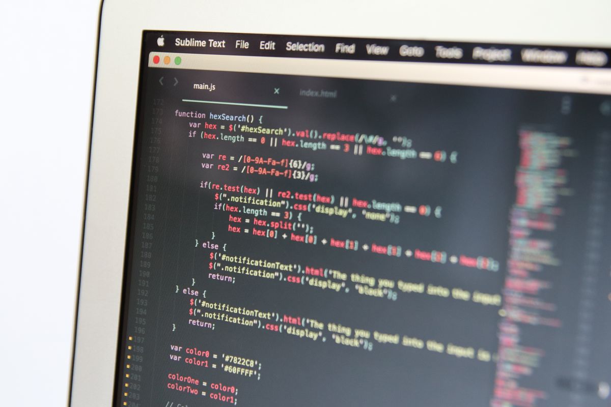Server-Infrastruktur im Rechenzentrum – symbolisch für Resilienz-Tests und Chaos Engineering in SRE-Teams