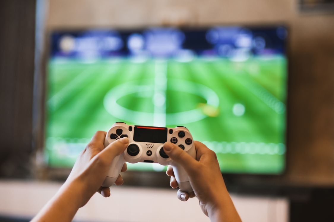 Gaming-Setup mit Tastatur und Monitor – professionelle Gaming-Infrastruktur (Foto: Pexels/Soumil Kumar, lizenzfrei)