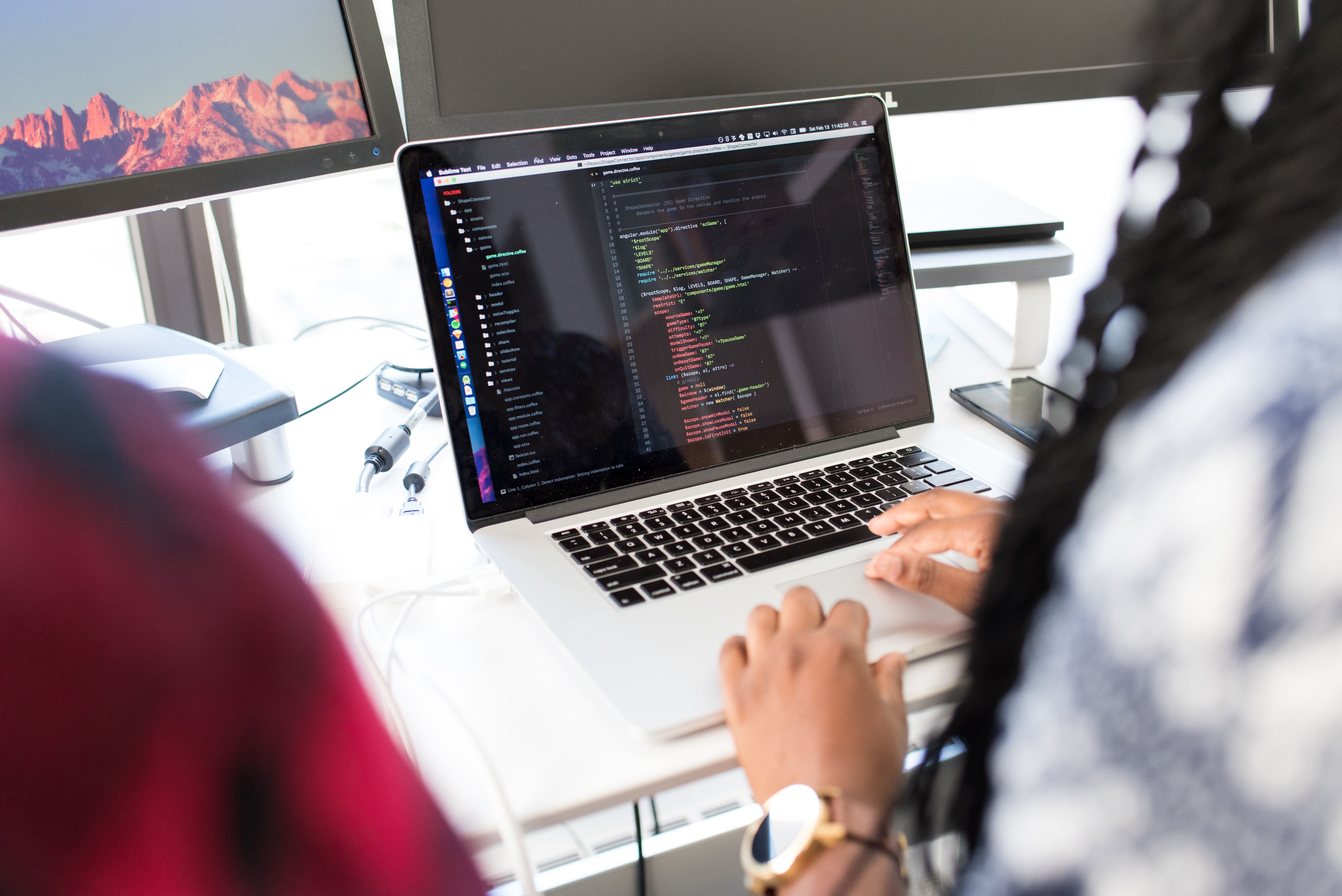 Entwicklerin analysiert Code und Metriken am Laptop (Bildquelle: Pexels / Christina Morillo)