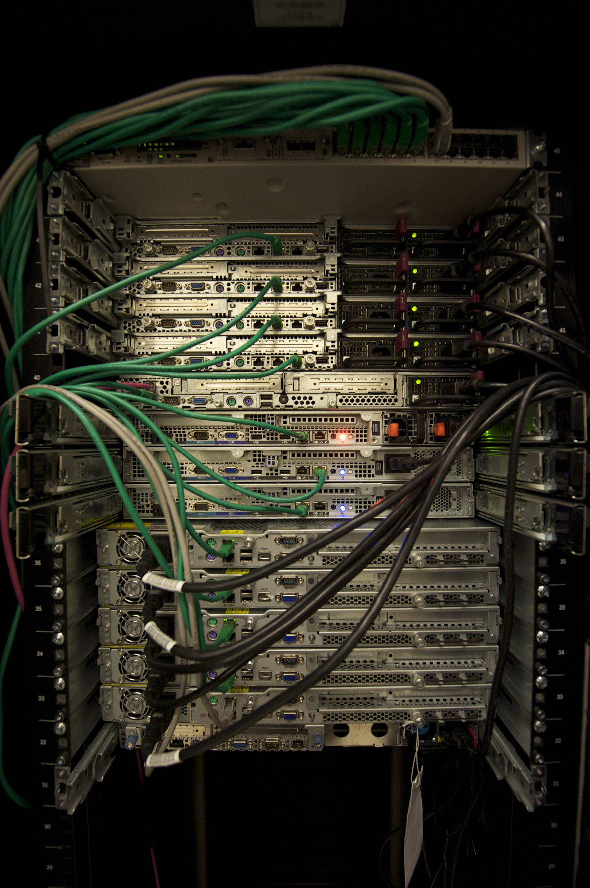 Server-Rack als Symbolbild fuer KI-Infrastruktur, Modellabhaengigkeiten und technische Betriebsrisiken. Bildquelle: Wikimedia Commons / Abigor.