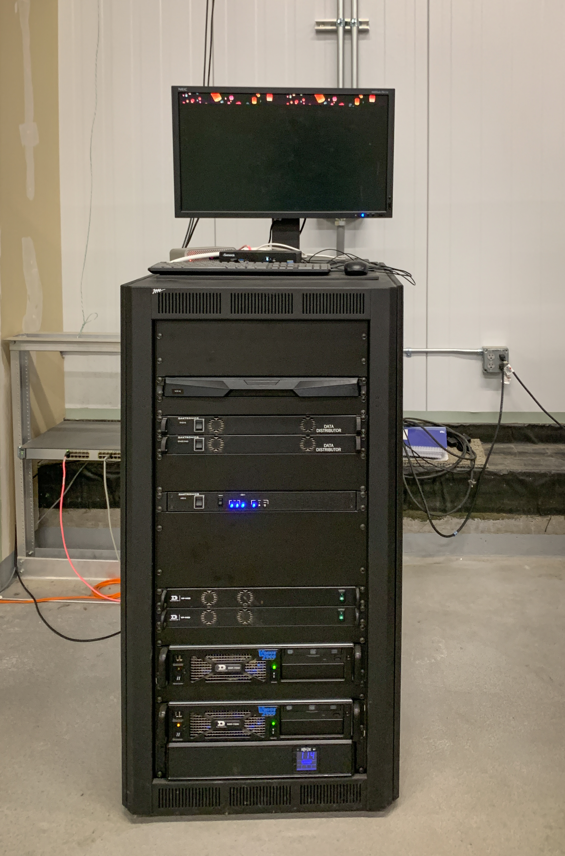Serverrack in einem Rechenzentrum. Bildquelle: Wikimedia Commons, CC BY 2.0.