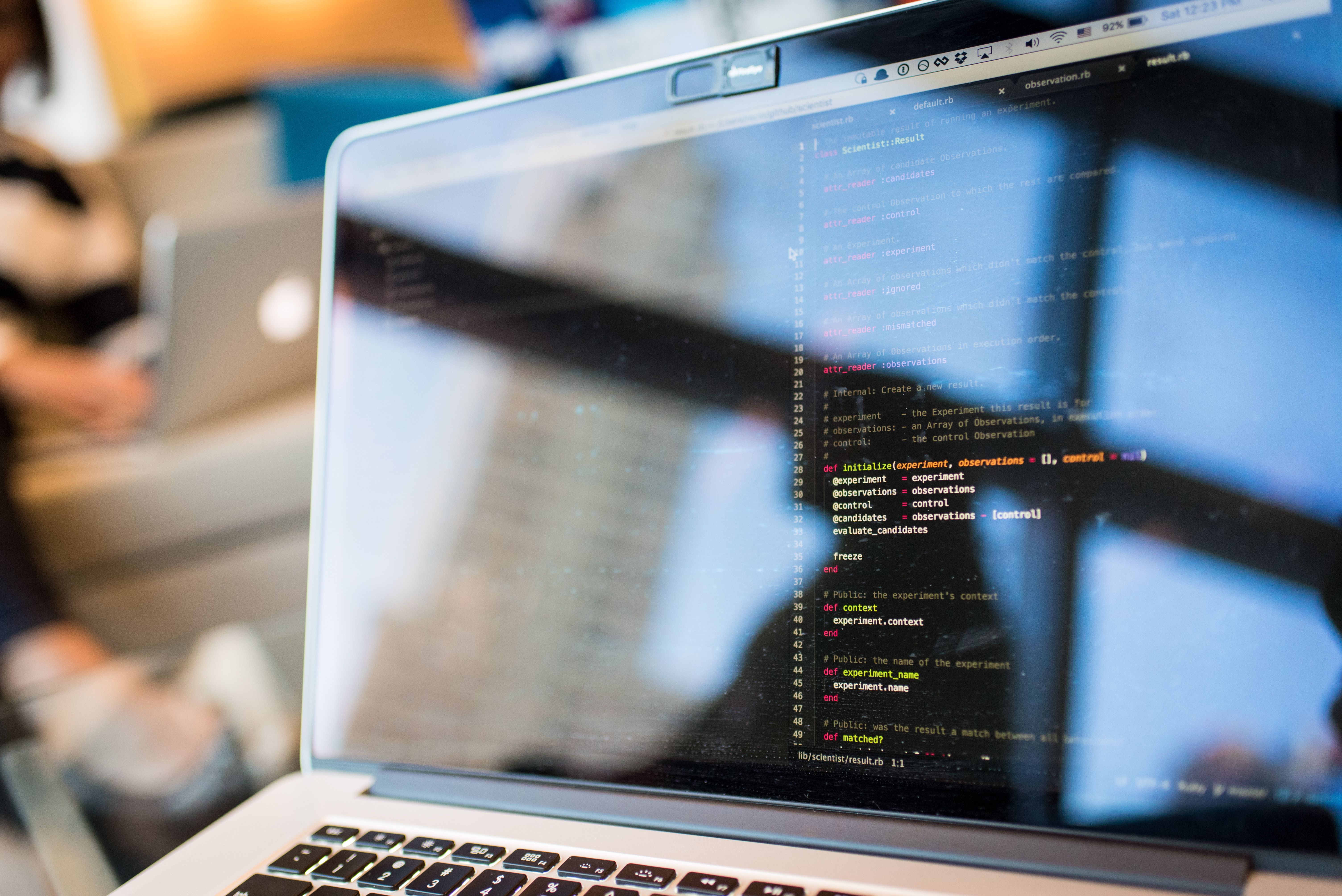 Person arbeitet konzentriert am Computer – symbolisch für SRE-Arbeit und Operations-Automatisierung