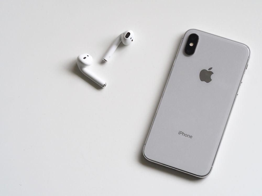 Smartphone in einer Unternehmensumgebung – symbolisch für Apple Intelligence im Enterprise-Betrieb (Quelle: Pexels)