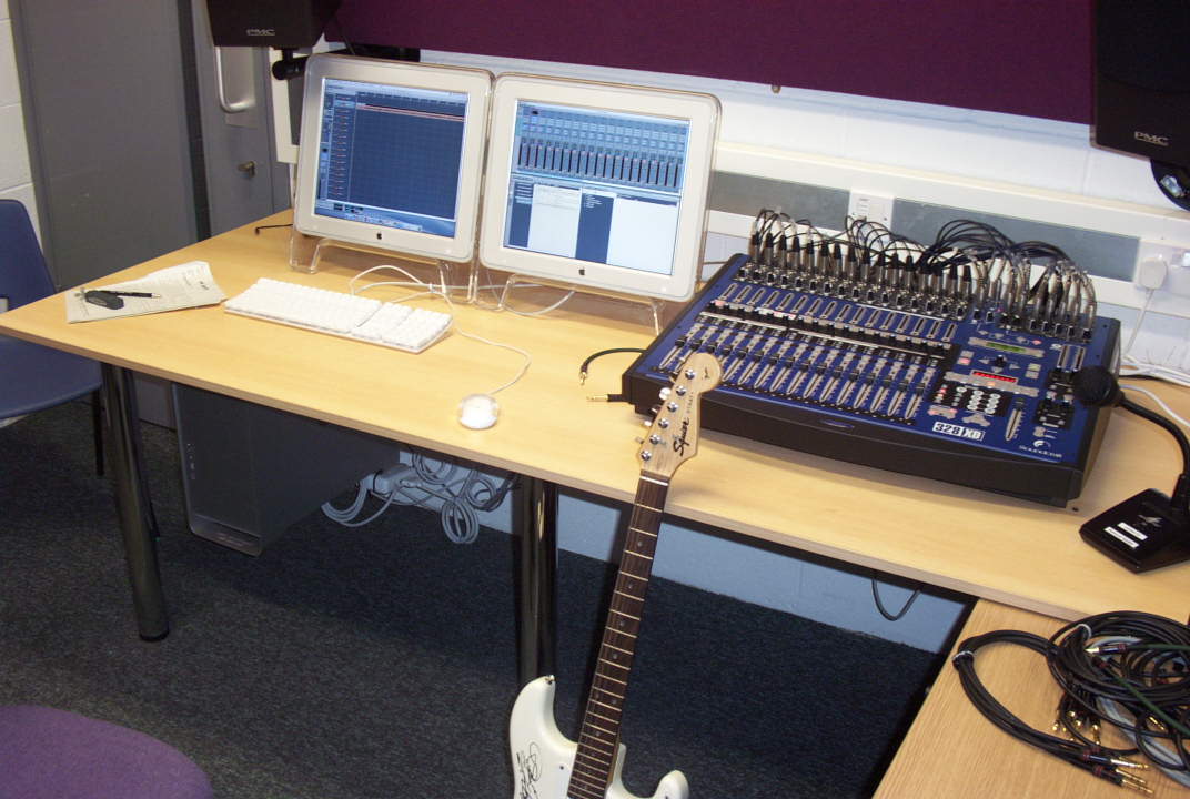 Kontrollraum-Umgebung als Sinnbild für IT-Betrieb und Bereitschaftsdienst (Foto: Neilius/Neil Martin, gemeinfrei, via Wikimedia Commons)