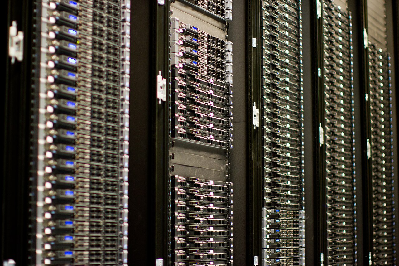 Serverracks in einem Rechenzentrum. Bildquelle: Victor Grigas, Wikimedia Commons, CC BY-SA 3.0.