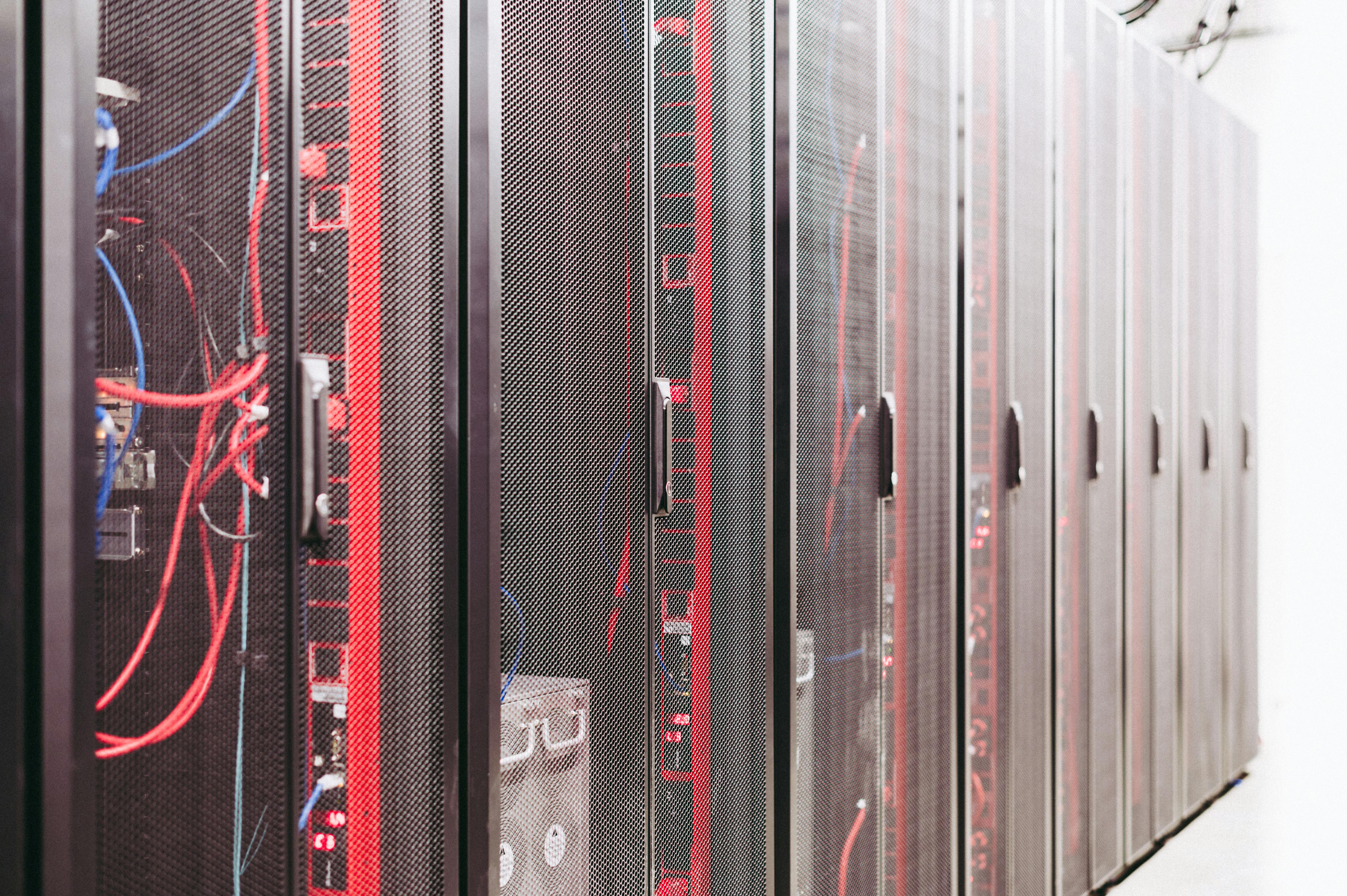 Server-Racks in einem modernen Rechenzentrum – symbolisch für skalierbare Game-Server-Infrastruktur