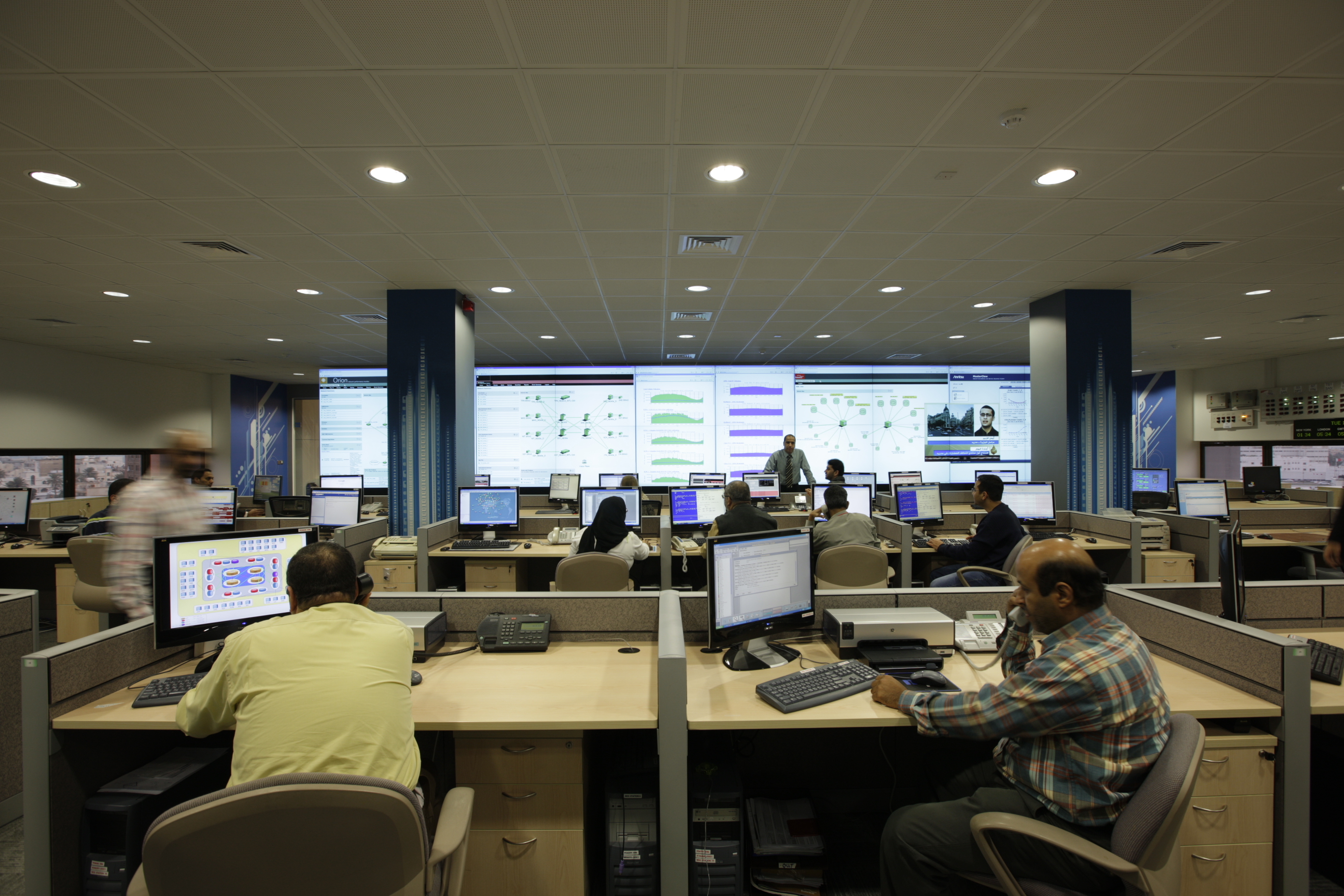 Operatoren in einem Network Operations Center (NOC). Bildquelle: Batelco / Wikimedia Commons, CC BY-SA 3.0.